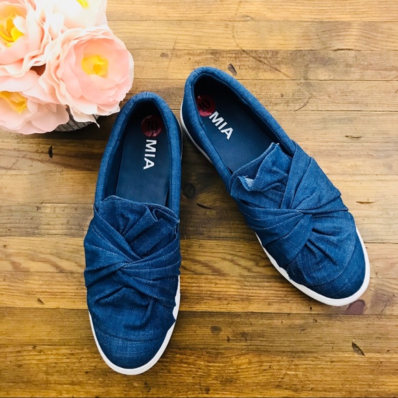 mia zori slip on sneaker